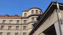 Budova věznice v Mladé Boleslavi sloužila svému účelu do 50. let 20. století. Nyní ji využívají hlavně filmaři. Hrála i ve snímku Šarlatán.