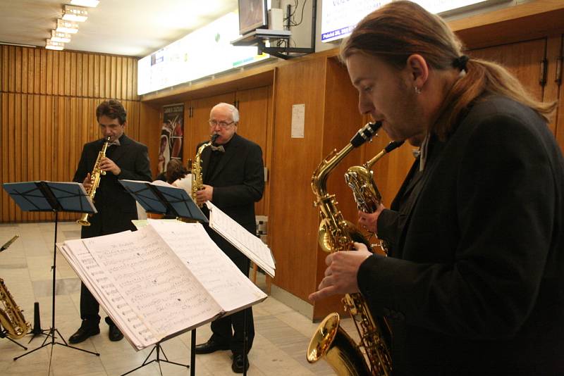 Příchozí návštěvníky plesu vítaly tóny Zámeckého saxofonového kvarteta Josefa Žemličky.