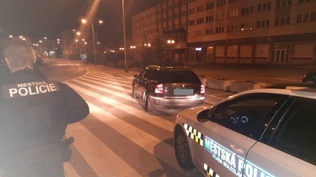 Řidiče se zákazem řízení zastavili mladoboleslavští strážníci na náměstí Míru.