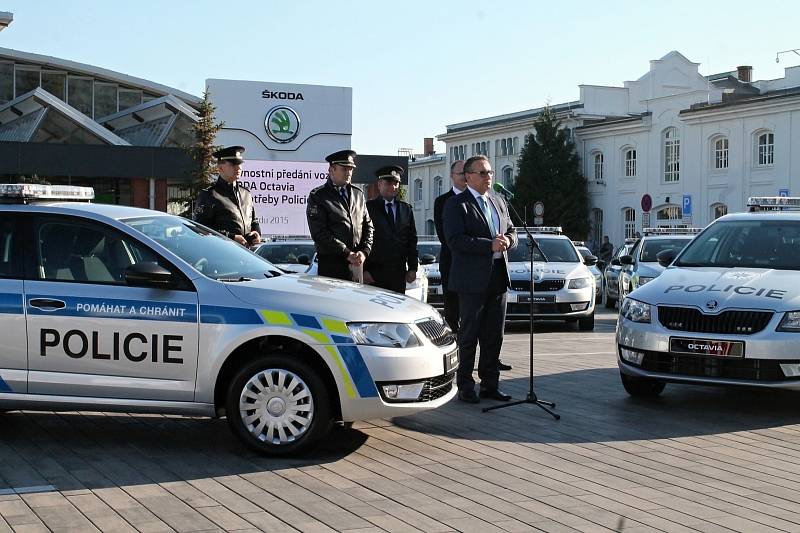 Policie ČR převzala od společnosti Škoda Auto služební vozy.