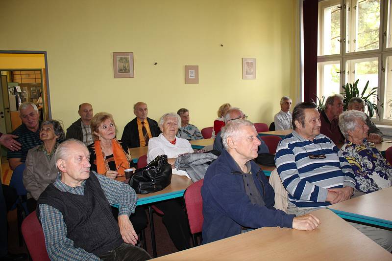 Senioři si užili ukázku TAI CHI a canisterapie