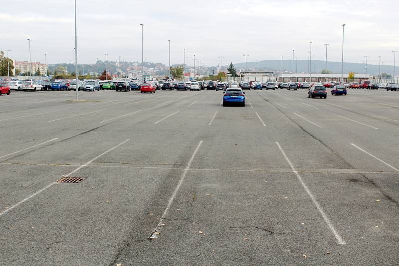 Zaměstnanecká parkoviště byla zaplněna jen zčásti.