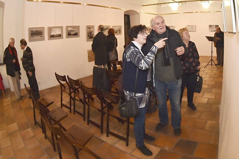 Z vernisáže výstavy fotografií Jiřího Formánka a Stanislava Pokorného.