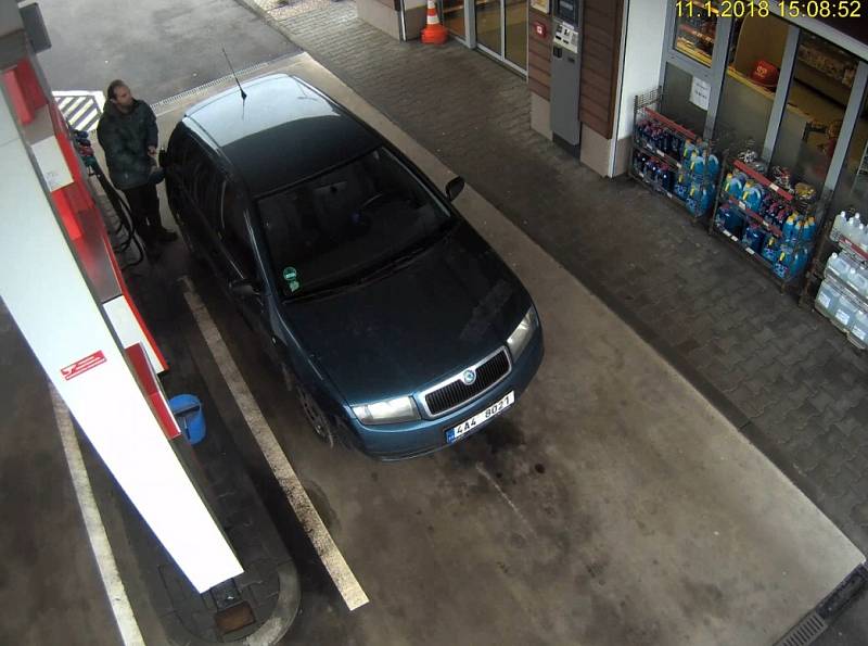 Boleslavští policisté pátrají po neznámé muži, který během letošního ledna tankoval pohonné hmoty do vozidla Škoda Fabia modré pastelové barvy, se kterým následně opakovaně ujížděl bez placení. 