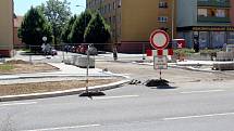 Úplná uzavírka platí v Mladé Boleslavi na křižovatce náměstí Republiky - S. K. Neumanna a u soudu včetně uzavření chodníku, parkovacích stání, jednoho jízdního pruhu a přechodů pro chodce až po křižovatku s Laurinovou ulicí.