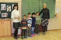 Prvňáčci ze ZŠ Na Celně, třídní učitelka Eva Šachová (vlevo), asistent pedagoga Jitka Faltusová