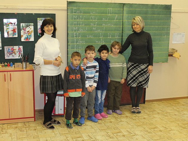 Prvňáčci ze ZŠ Na Celně, třídní učitelka Eva Šachová (vlevo), asistent pedagoga Jitka Faltusová