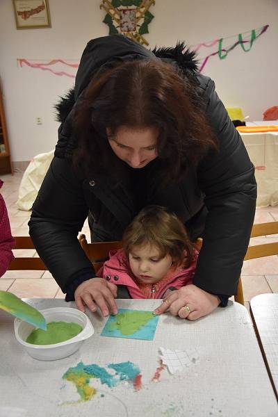 Na Chloumku u Mladé Boleslavi se vánoční stromeček rozsvítil v neděli v 17 hodin.