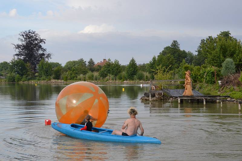 Neckyáda v Dolním Bousově.