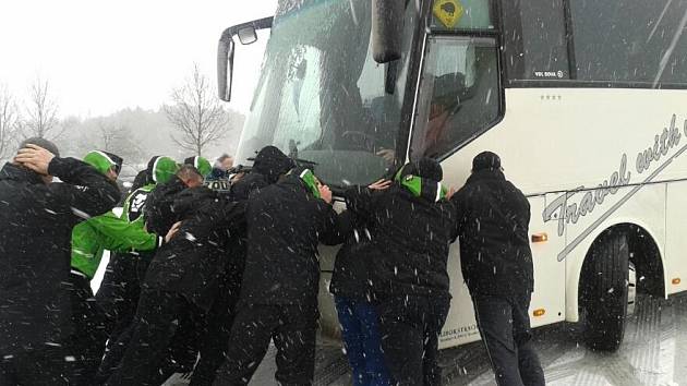 Hokejisté BK Mladá Boleslav tlačí svůj autobus