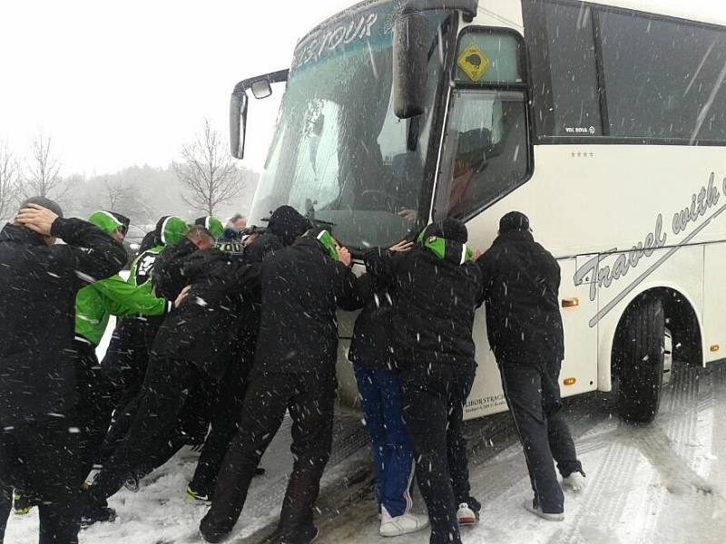 Hokejisté BK Mladá Boleslav tlačí svůj autobus