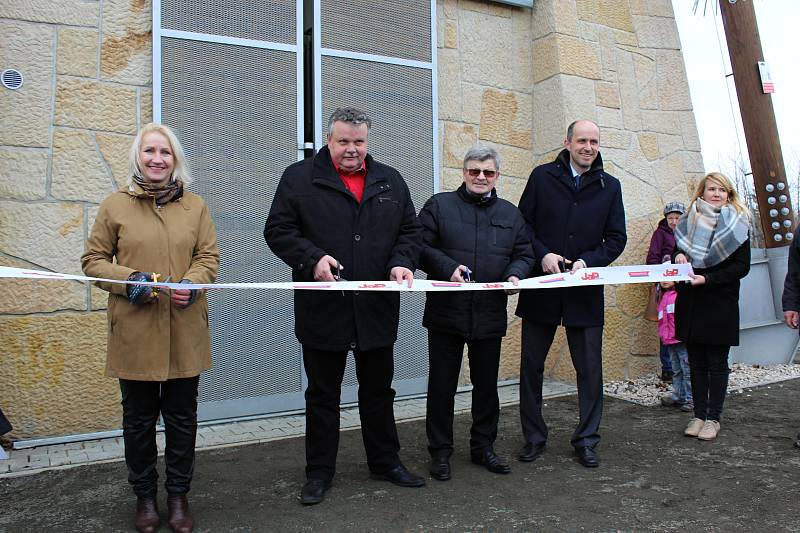 PO LETECH peripetií se v úterý za účasti asi sedmi desítek lidí otevřela rozhledna Čížovka tyčící se do výše 40 metrů nad stejnojmennou obcí.