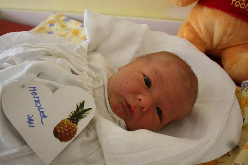 Domů do Řitonic si Hana a Jan Motejlkovi z porodnice přivezou syna Honzíka. Narodil se 11. dubna, vážil 3,9 kg a měřil 52 cm.
