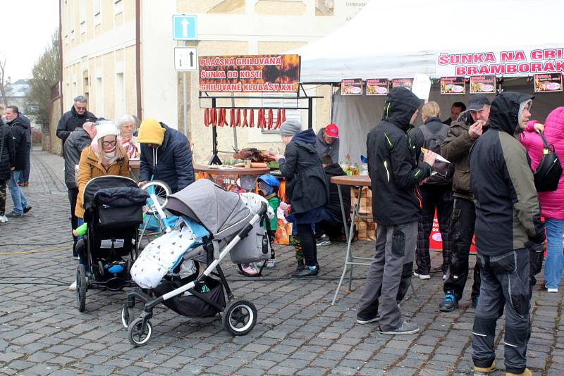 Z velikonočního jarmarku na Českobratrském náměstí v Mladé Boleslavi.