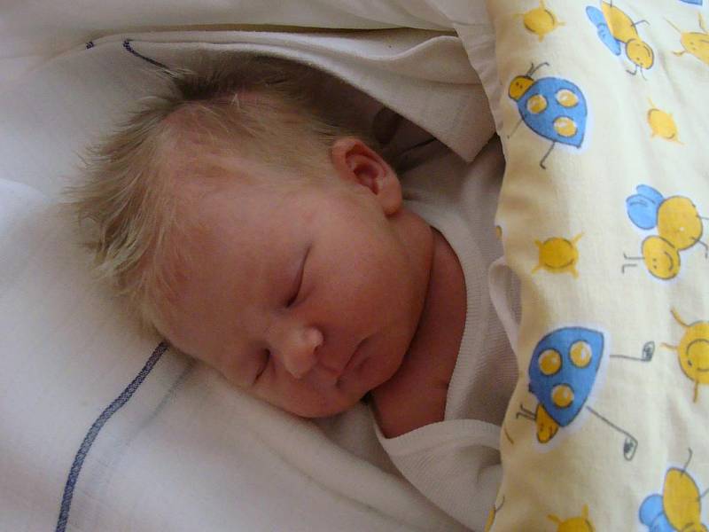 NATÁLKA Mázdrová je zatím prvním dítětem rodičů Moniky a Tomáše z Bakova nad Jizerou. Po narození měřila 46 cm a vážila 2,5 kg.