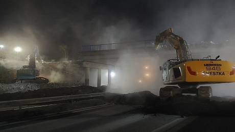 Dubnová demolice mostu nad dálnicí D10 u Kosmonos. Ilustrační fotografie
