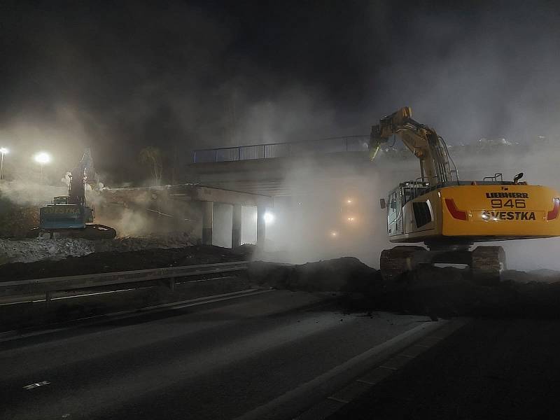 Dubnová demolice mostu nad dálnicí D10 u Kosmonos. Ilustrační fotografie