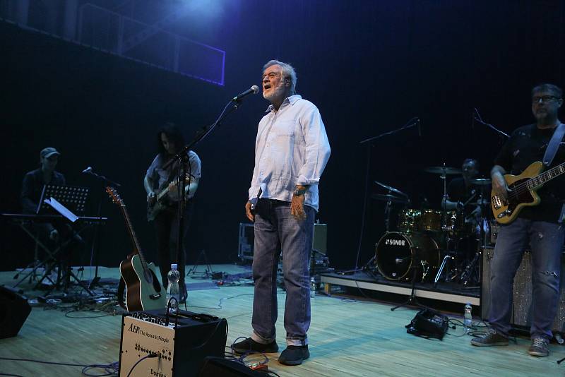 Z koncertu zpěváka Michala Prokopa a kapely Framus Five ve Škoda Muzeu v Mladé Boleslavi.