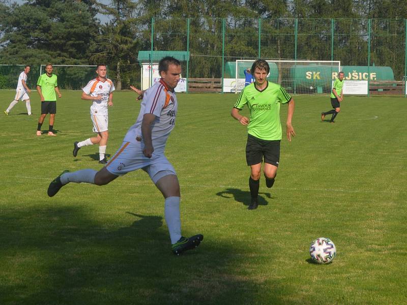 Rejšice - Průhonice 1:3. Zkušený Neuberg nepustil do zakončení Vejvodu.