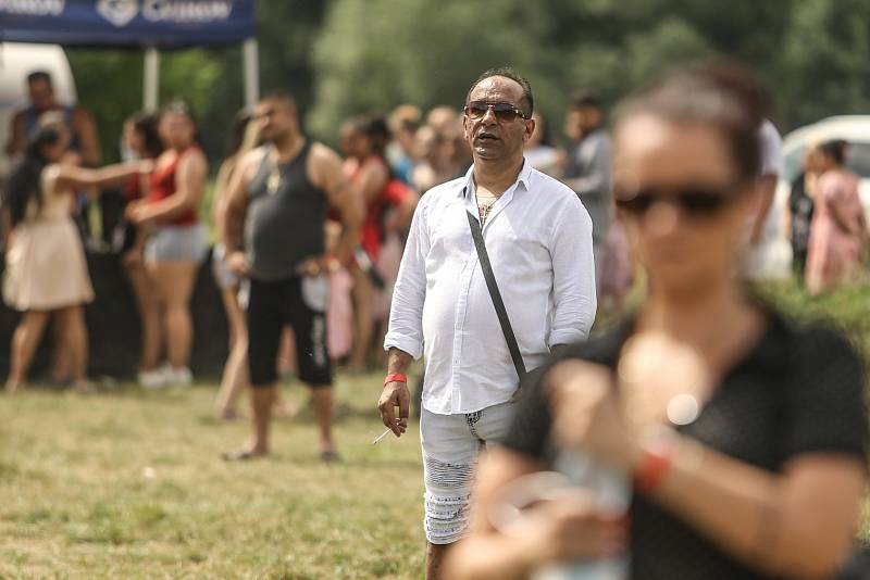 Na Krásné louce se v sobotu uskutečnil 4. Romský festival, který lákal na hudební vystoupení, ale také na několik celebrit.