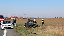 Škoda Fabia skončila v zatáčce mezi Luštěnicemi a Újezdem na střeše.