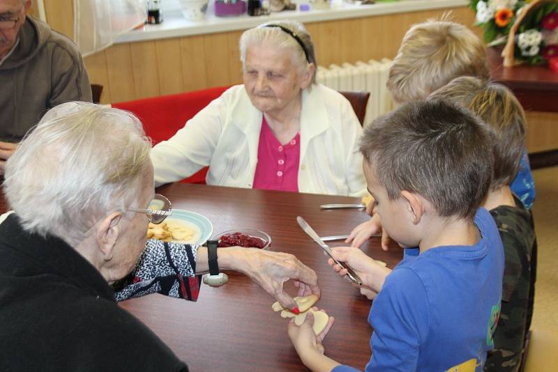 Luštěnický domov seniorů U Anežky se minulý týden stal místem setkání těch nejmladších s těmi nejstaršími, když se prostory tamní jídelny naplnily nejen klienty domova, ale i dětmi ze zdejší mateřské školy.