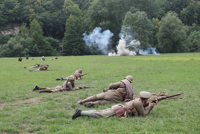 Střelba a výbuchy zněly v sobotu odpoledne 23. června z Krásné louky v Mladé Boleslavi.