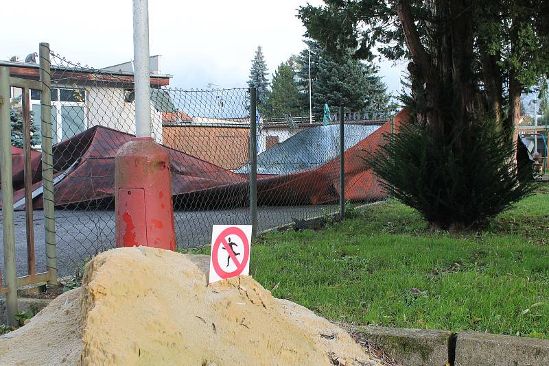 Na fotbalovém stadionu v Mnichově Hradišti dokázal vítr svou silou vyvrátit strom a utrhnout střechu.