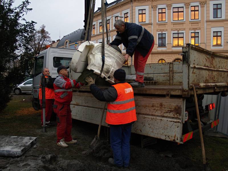 Od časného pondělního rána probíhala na Komenského náměstí demontáž torza památníku odboje.