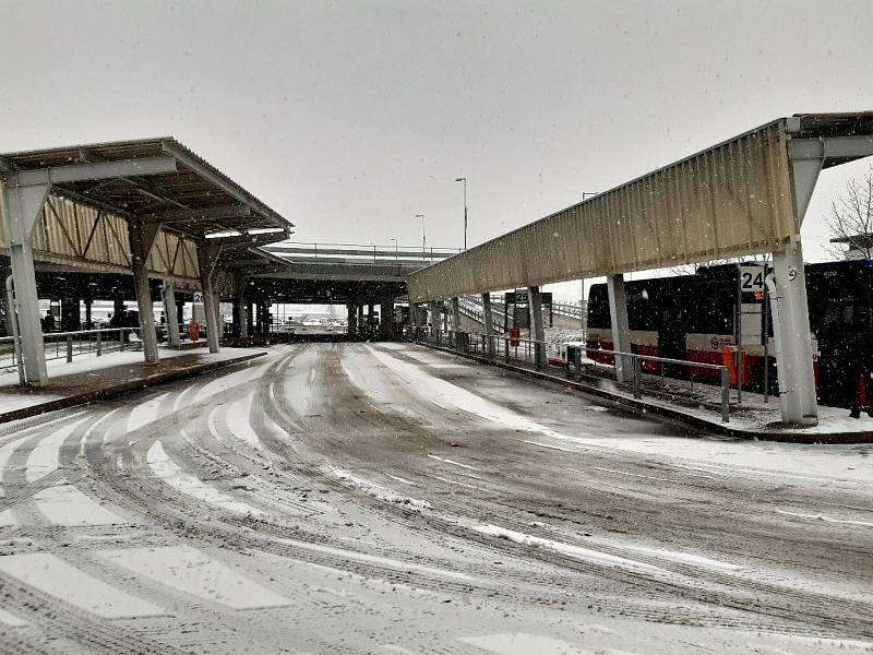 Sníh a dopravní nehoda. Provoz byl v pátek odpoledne v Mladé Boleslavi ochromený. Problém měly i autobusy.