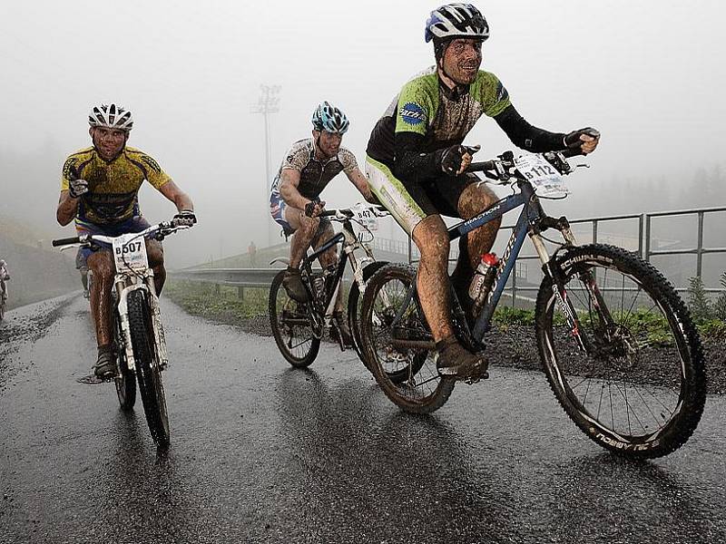 Počasí cyklistům v závodě Kolo pro život na Ještědu vůbec nepřálo