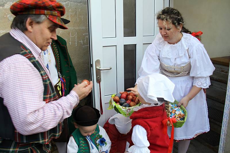 Členové folklorního souboru Furiant na koledě