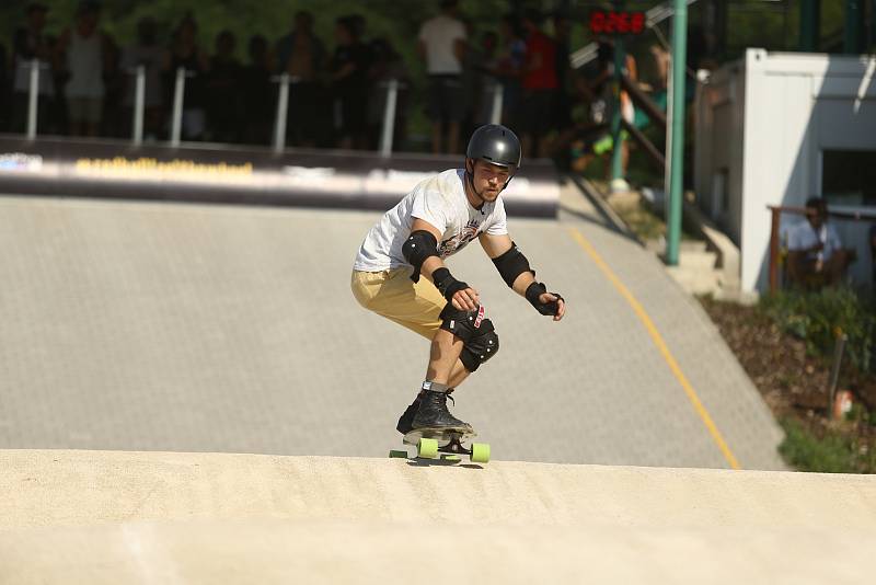 Ze závodu longboardů Red Bull Feel the Wheel 2020 na bikrosové trati v Benátkách nad Jizerou.