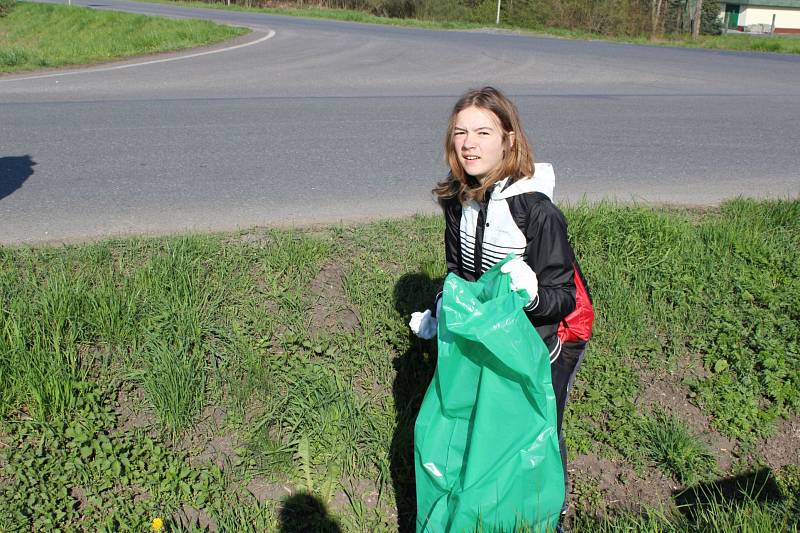 Do úklidu Dobrovice se zapojily dvě stovky lidí, zhruba stovka v Dobrovici, další stovka v místních částech.