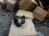 Dnes pražští celníci likviduji na skládce komunálního odpadu v Úholičkách deset tisíc páru obuvi, kterou zabavili v loňském roce. Pokud by se padělky obuvi dostali na trh, vznikla by majitelům ochranné známky škoda více než pět miliónů korun.