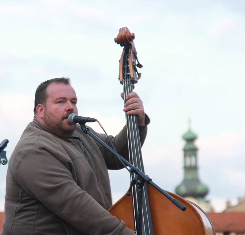 Charitativní koncert kapel Barbecue a Seven na Staroměstském náměstí