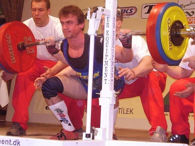 Karel Jiroušek má právě naloženo na bedrech 270 kg v discíplíně dřep, kterými odstartoval úspěšnou cestu za republikovým titulem