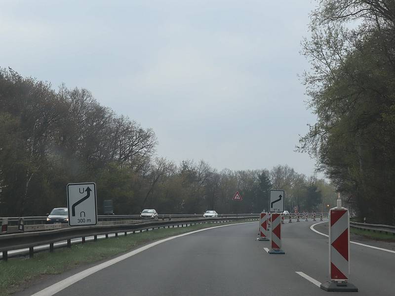 Oprava mostu a s tím spojené zúžení na dálnici D10 mezi Prahou a Mladou Boleslaví - na úrovni sjezdu ke Staré Boleslavi.