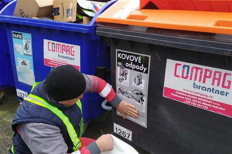 Pracovníci společnosti Compag během první poloviny ledna přelepili informační polepy na více než 400 plastových kontejnerech.