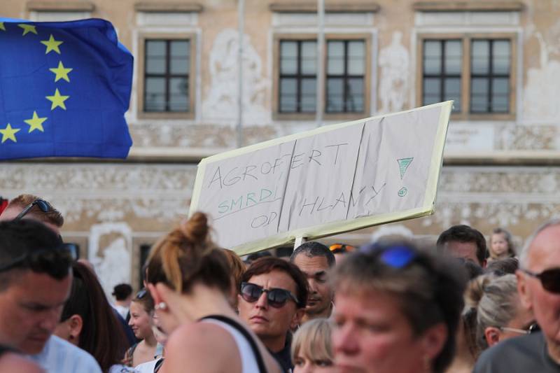 V úterý 11. června se na Staroměstském náměstí sešlo, podle slov organizátorů, na pět set lidí, kteří přišli vyslovit svůj odpor premiérovi České republiky Andrei Babišovi a prezidentovi Miloši Zemanovi.