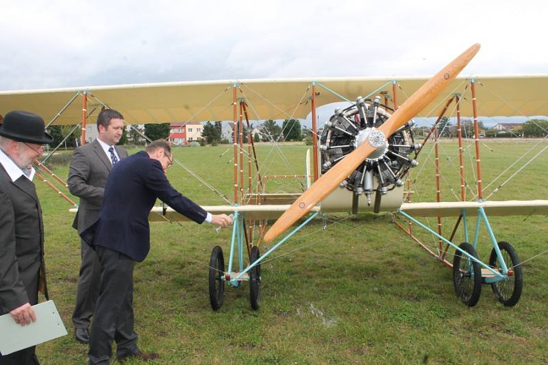 Na mladoboleslavském letišti byla v neděli slavnostně pokřtěna replika francouzského letadla z roku 1913 Caudron G3. Nadační fond letadla Metoda Vlacha stavěl tento stroj osm let a poprvé zde do oblak vzlétl na konci září.