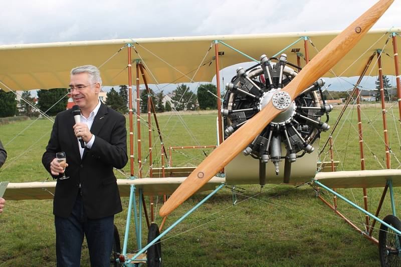 Na mladoboleslavském letišti byla v neděli slavnostně pokřtěna replika francouzského letadla z roku 1913 Caudron G3. Nadační fond letadla Metoda Vlacha stavěl tento stroj osm let a poprvé zde do oblak vzlétl na konci září.