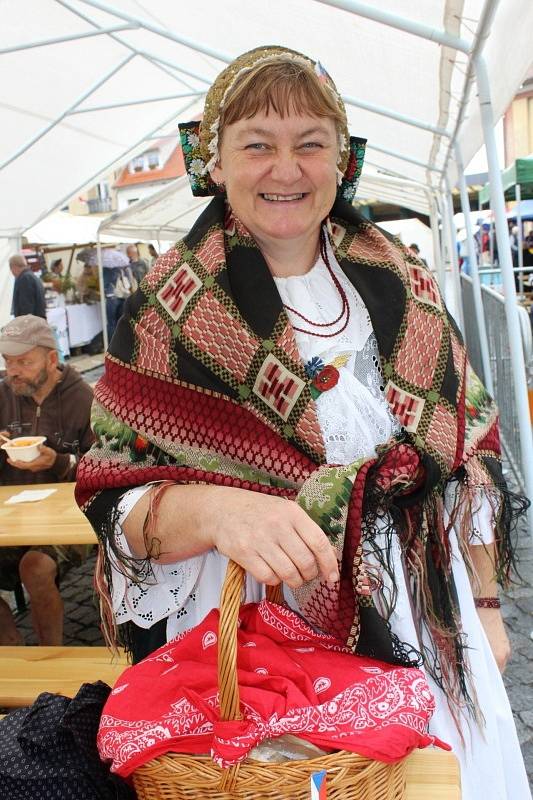 Sobotní stoleté oslavy od vzniku Československé republiky provázelo na mnichovohradišťském Masarykově náměstí deštivé počasí.