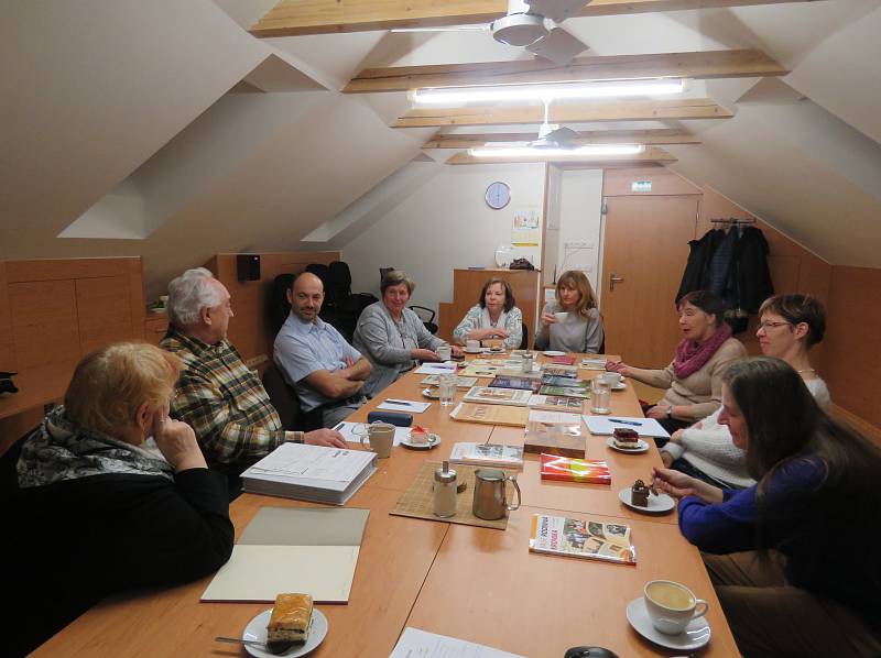 SVĚT JE MALÝ. O této velké pravdě se přesvědčili amatérští genealogové, kteří se zúčastnili prvního setkání neformálního spolku genealogů z Mnichovohradišťska, které uspořádal koncem února Petr Novák.