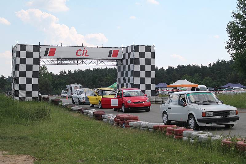 Příznivci silných motorů a kvílení  pneumatik v ostrých zatáčkách mířili v sobotu 26. května do areálu Motorlandu Vrchbělá.