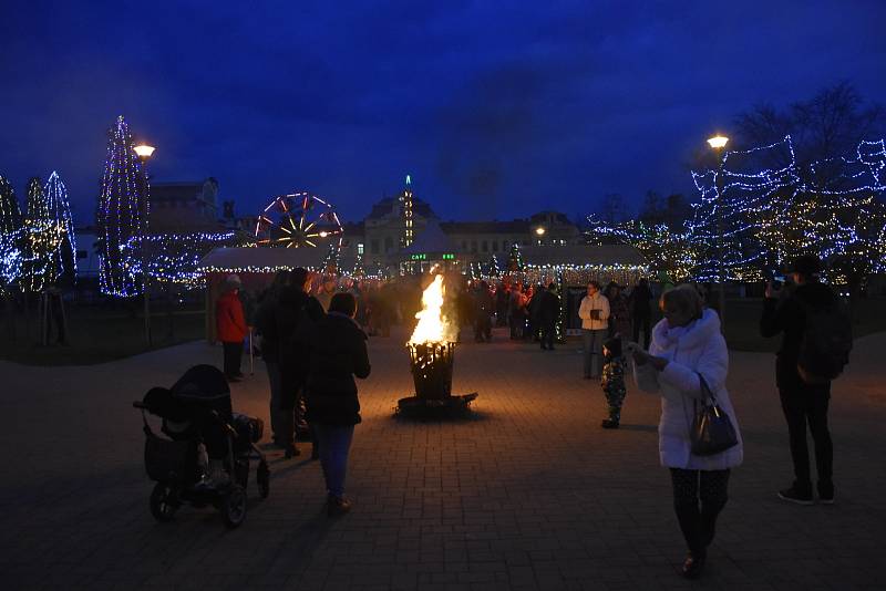 Adventní trhy s historicky největší světelnou výzdobou a ruským kolem začaly v Mladé Boleslavi v pátek odpoledne.