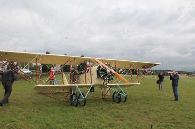 Na mladoboleslavském letišti byla v neděli slavnostně pokřtěna replika francouzského letadla z roku 1913 Caudron G3. Nadační fond letadla Metoda Vlacha stavěl tento stroj osm let a poprvé zde do oblak vzlétl na konci září.