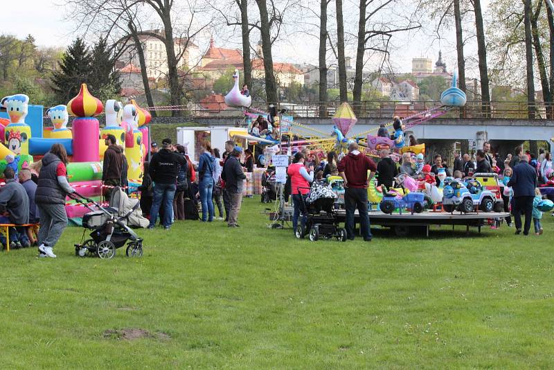 Také v Mladé Boleslavi se v neděli večer upalovala čarodějnice. Bohatý kulturní program začal už ve tři hodiny na Krásné Louce  a nechyběl ani průvod masek, který se na krátkou cestu městem vydal v 16 hodin od Domu Kultury. Obří vatra byla zapálena ve 20 