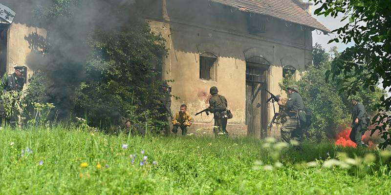 Spolek přátel vojenské historie Sever 2013 předvedl v sobotu v Dobrovicích v areálu bývalé fary vojenskou ukázku.