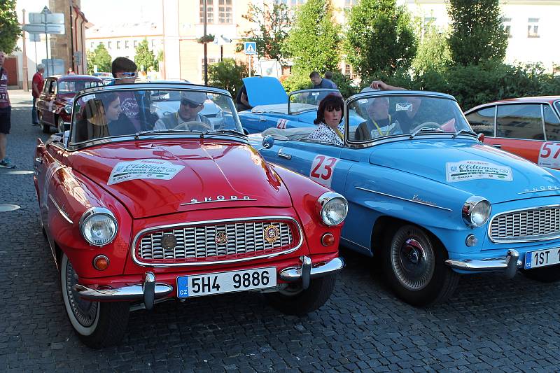 Čtyřiapadesát posádek stanulo ve čtvrtek po 17. hodině na Staroměstském náměstí v Mladé Boleslavi na startovní čáře dalšího ročníku Oldtimer Bohemia Rally.